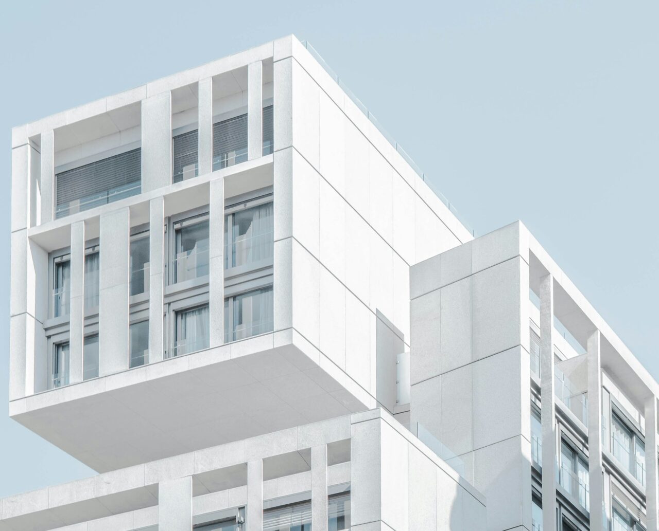 https://stellarealestategroup.com/wp-content/uploads/2024/04/joel-filipe-RFDP7_80v5A-unsplash-1-1280x1033.jpg